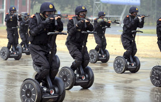 Call of Duty Player Gets Trolled; SWAT Team Swarms House Call of Duty Player Gets Trolled; SWAT Team Swarms House