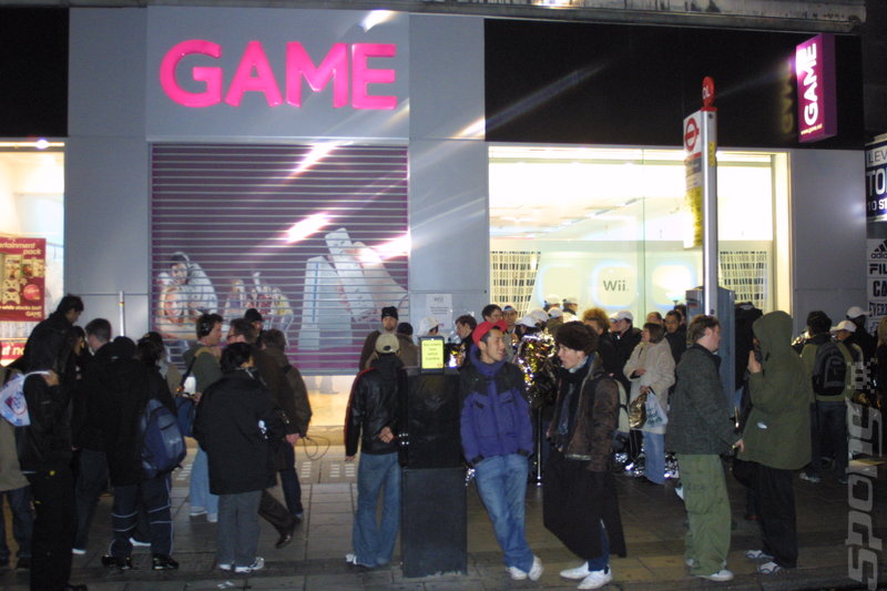 Wii Launch: Media Scrum on Oxford Street News image