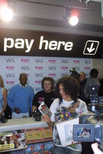 Wii Launch: Media Scrum on Oxford Street News image